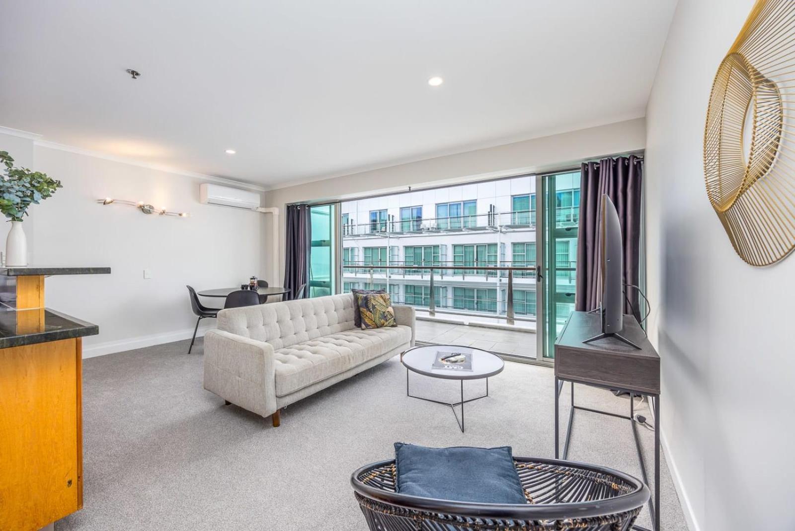 Beautiful Renovated 2 X Bdrm,Perfect Location Apartment Auckland Bagian luar foto
